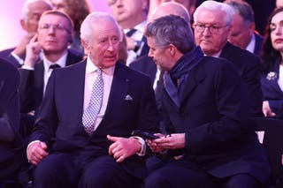 King Charles of Great Britain and King Frederik of Denmark attend an event to commemorate the 80th anniversary of the liberation of the concentration and extermination field of Auschwitz-Birkenau Alemán